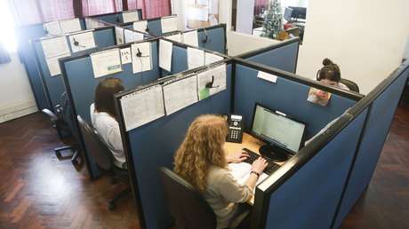 Línea 144: ¿Cómo funciona el equipo que recibe las llamadas por violencia de género en Argentina?