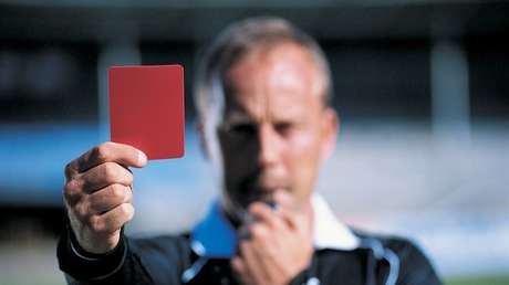 FOTOS, VIDEO: Un futbolista argentino noquea al árbitro con dos puñetazos por expulsarlo del partido