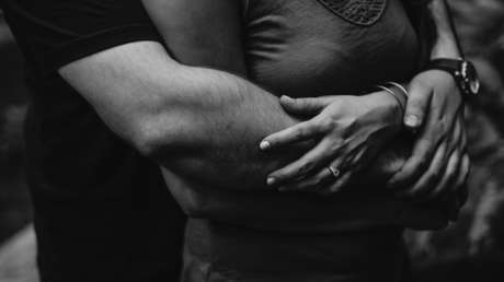 Le salva la vida a su mujer rompiéndole una costilla de un abrazo en el día de su cumpleaños