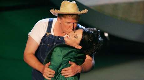 VIDEO: Trump sorprende a Twitter al publicar un video de sí mismo cantando vestido de granjero 