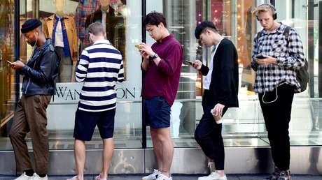 ¿Podría vivir un año sin un 'smartphone' a cambio de 100.000 dólares?