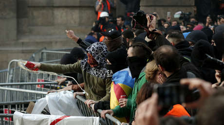 VIDEO: Propinan un puñetazo a un periodista durante las protestas en Barcelona