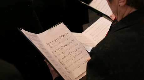 VIDEO: Un corista se desmaya y cae en plena actuación ante la pasividad de sus compañeros