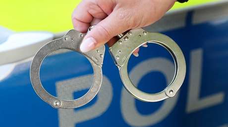 Escapa de sus guardias de prisión, sube a un coche y el conductor resulta ser un policía