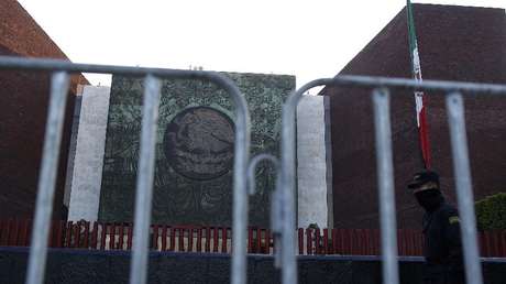 Campesinos mexicanos encierran a diputados en el Congreso 