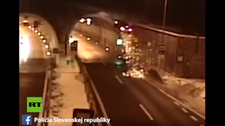 VIDEO, FOTOS: Un accidente convierte un coche en 'volador' y lo arroja varios metros en el aire