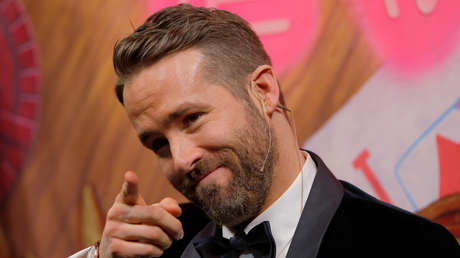 Ryan Reynolds se convierte en meme por ponerse un feo suéter de Navidad