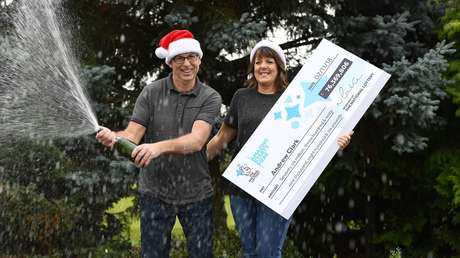 VIDEO: Encuentra un billete olvidado de lotería premiado con 100 millones de dólares en su camioneta