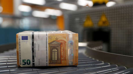 FOTO: Un banco hace un árbol de Navidad de 2,4 millones de dólares