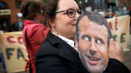 FOTOS: Investigan a 'chalecos amarillos' por 'decapitar' a Macron y fijar la cabeza en una pica