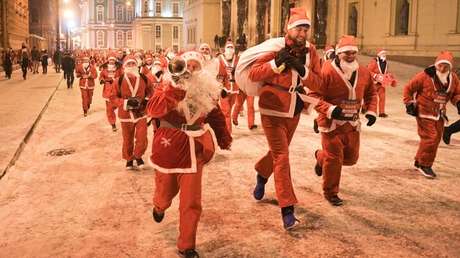 VIDEO: Miles de Abuelos del Frío invaden el corazón de San Petersburgo