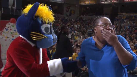 Victor Oladipo, jugador de la NBA, le regala un auto a una víctima de violencia doméstica