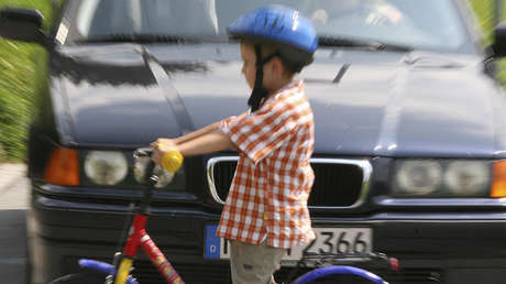 VIDEO: Un niño es atropellado y se salva por centímetros de ser arrollado por un segundo auto