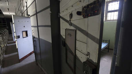 Anuncia un piso en Madrid con la foto de una celda por 480 euros y en una hora tiene interesados