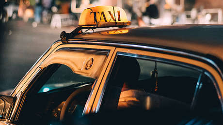 Madre pide a taxistas de otra ciudad despertar a su hijo para que pueda llegar a casa por Navidad