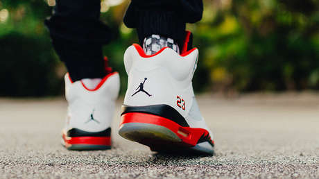 VIDEO: Alumnos regalan a su profesor unas Air Jordan 20 años después de que comprara su primer par