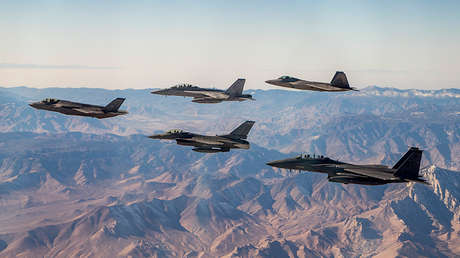 Un video muestra todos los tipos de cazas de Estados Unidos volando juntos