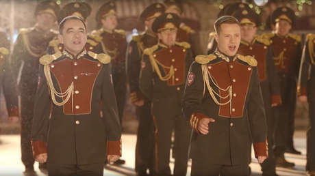 Militares de la Guardia Nacional rusa interpretan en la Plaza Roja la canción 'Last Christmas'