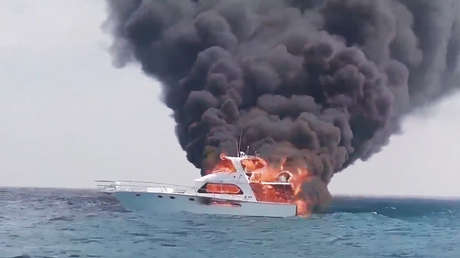 VIDEOS: Una familia tiene que saltar al agua tras incendiarse el lujoso yate en el que viajaban