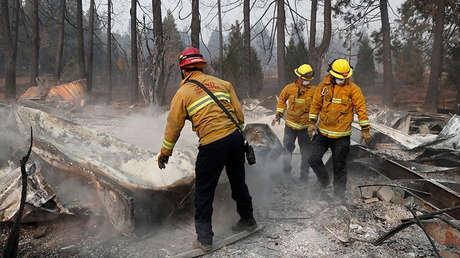 Adorna con calcetines de Navidad lo único que tiene tras los incendios en California: la chimenea