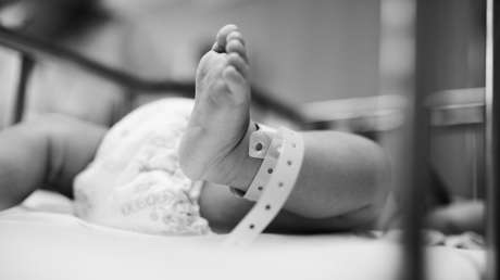 India: Una mujer se ahorca en pleno parto y el bebé sobrevive