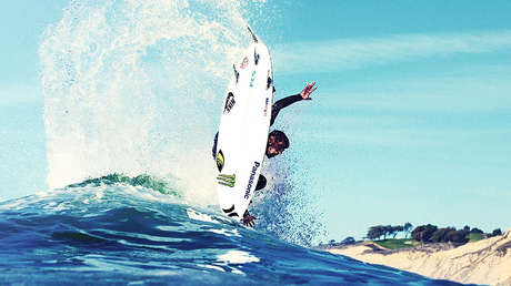 VIDEO: La aparatosa caída de un surfista tras tropezar con un tiburón