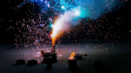 VIDEO: Pánico por la explosión de fuegos artificiales durante una función navideña infantil
