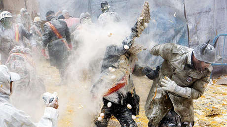 Los enharinados: España vive la batalla anual de huevos y harina