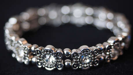Un hombre encarga un brazalete de diamantes para su esposa y recibe una caja con 48 en su interior