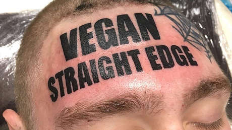 "¿Veganismo cerebral?": Se tatúa toda la frente para proclamar su estilo de vida