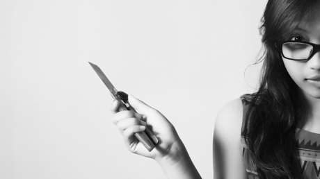 "¡Es en defensa propia, negra estúpida!": Conductora con un cuchillo lanza insultos racistas (VIDEO)