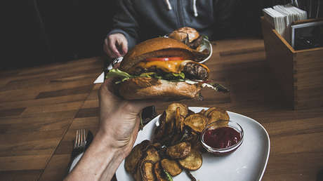 Científicos explican por qué comemos en exceso