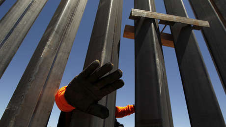 Un hombre de Florida recauda fondos para burlar el muro de Trump cavando túneles subterráneos