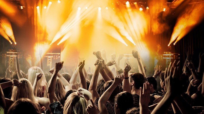 Quería dar un beso de fin de año a su compañera pero el resultado se volvió viral