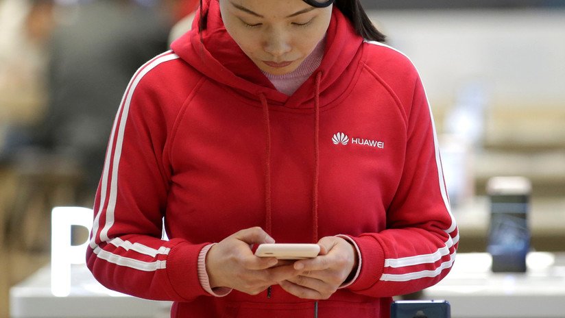 Huawei castiga a dos empleados por publicar un tuit en la cuenta de la empresa desde un iPhone