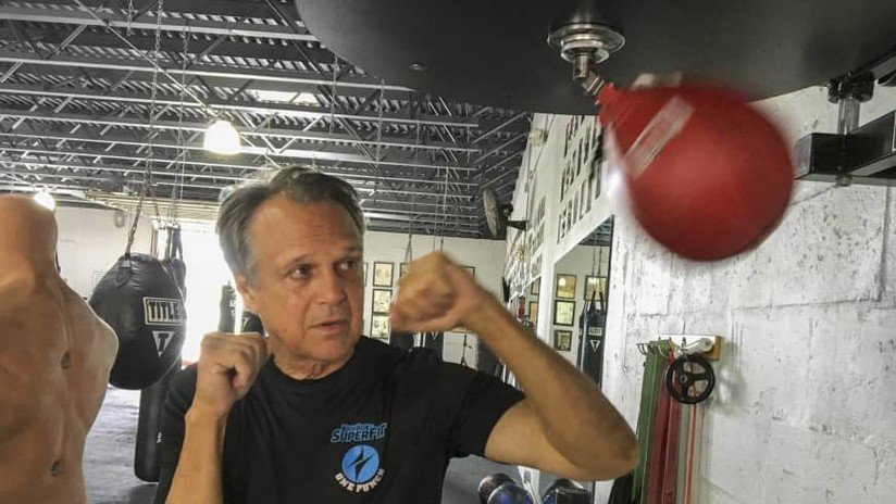 Intenta robarle el teléfono a un anciano, pero este resulta ser pentacampeón de 'kick boxing'