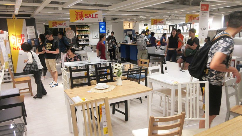 VIDEO: Una tienda de IKEA reproduce accidentalmente un video porno en una pantalla grande