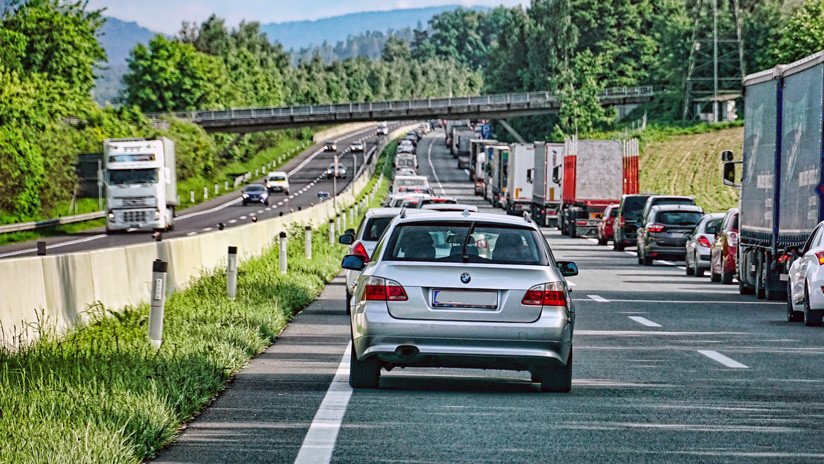 VIDEO: Una afortunada mujer sobrevive tras ser aplastado su coche por un enorme cartel metálico