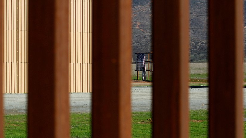 El prototipo del muro de acero que Trump quiere levantar se corta con una sierra