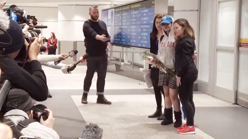 Con sonrisa y flores: La joven saudita que huyó de su familia llega a Canadá (VIDEO)