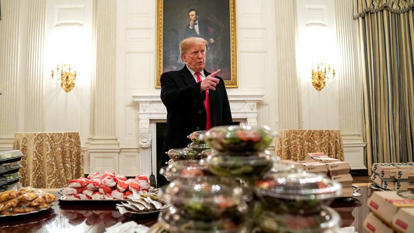 "La gran comida estadounidense": Trump da hamburguesas en una recepción y la Red se llena de memes