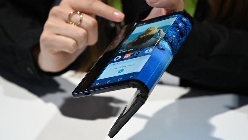 FOTOS: Muestran el primer 'smartphone' plegable ya disponible en el mundo