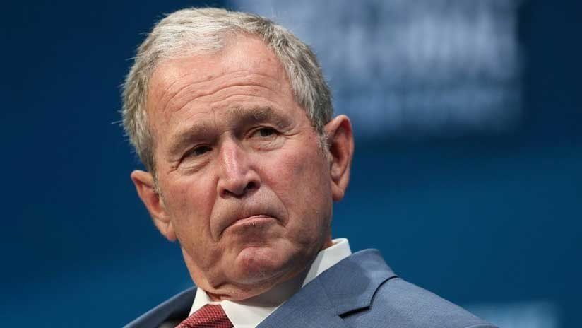 FOTO: Expresidente George W. Bush lleva pizzas a empleados del Servicio Secreto durante el cierre