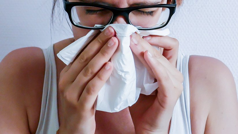 Vende pañuelos 'usados' para que sus clientes puedan decidir cuándo enfermar