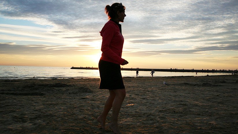 No te me escapas: Madre enojada le acierta un chanclazo a la hija a larga distancia y se hace viral (VIDEO)