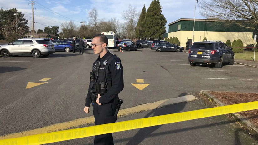 Cámara corporal capta cómo un policía mata a un varón de un tiro en la cabeza delante de su hija de 12 años en EE.UU.