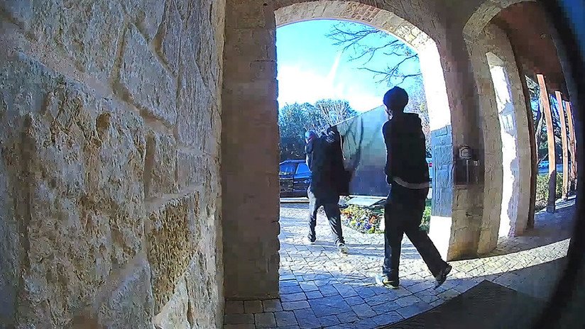 VIDEO: Roban un televisor y lo devuelven porque no logran meterlo en su coche