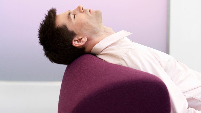 VIDEO: Un 'gamer' se queda dormido mientras juega en 'streaming' y se vuelve viral