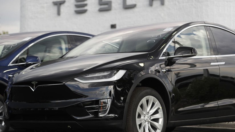 VIDEO: Captan 'in fraganti' a un conductor durmiendo al volante de un Tesla con el piloto automático activado