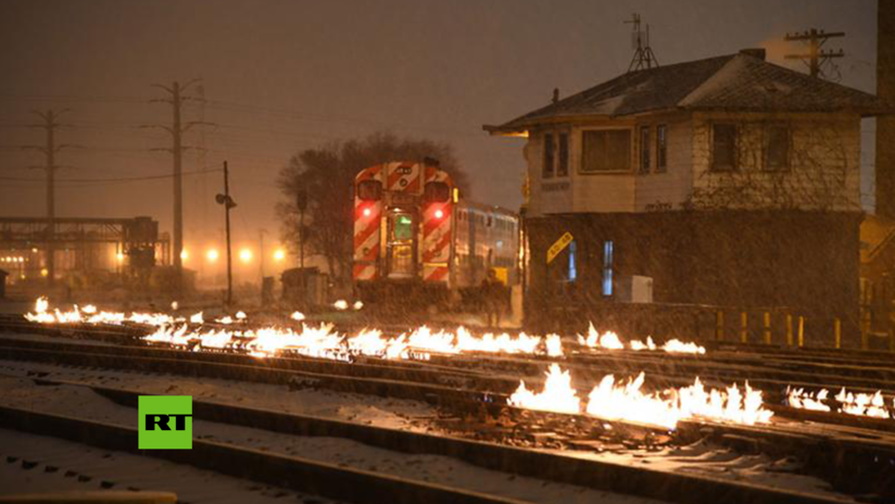 VIDEO: En EE.UU. encienden hogueras sobre las vías férreas para evitar que se deformen por el frío polar